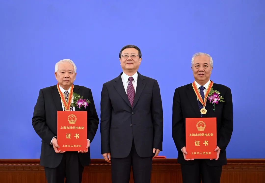 上海市科技大会暨科学技术奖励大会举行，陈吉宁为吴光辉、丁健颁发上海市科技功臣奖